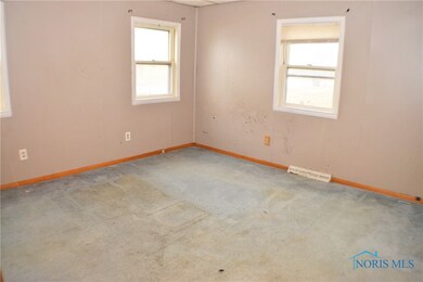 218 N Perry St, Woodville, OH 43469 - photo 4