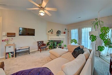 4300 Westchester Dr NE unit D, Cedar Rapids, IA 52402 - photo 4