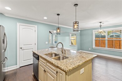 Stainless appliances, updated fixtures, walk in pa