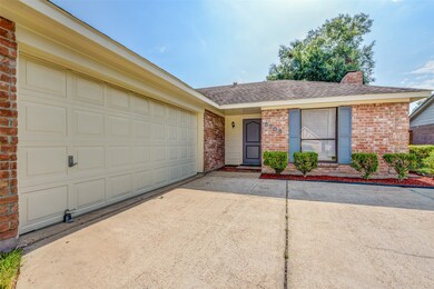 8706 Saratoga Forest Dr, Houston, TX 77088 - photo 4