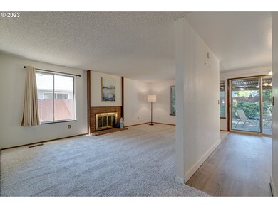 Living Room/Entrance