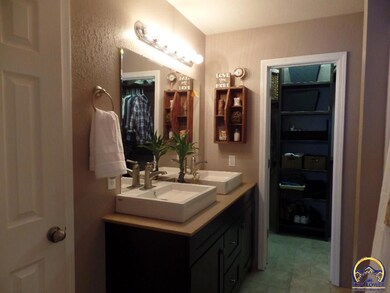 109 SE 44th Pkwy, Topeka, KS 66609 - photo 5