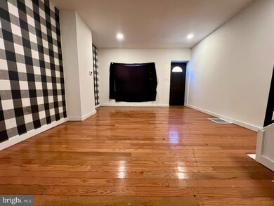 1543 S Lecount St, Philadelphia, PA 19146 - photo 3