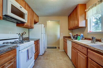 431 SW Blakely Court-6