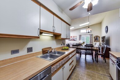 1552 Ranchview Dr, Naperville, IL 60565 - photo 6