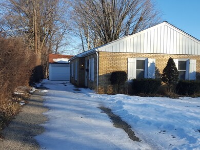 327 N Prairie Ave, Mundelein, IL 60060 - photo 2