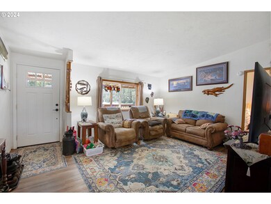 Living Room/Entrance