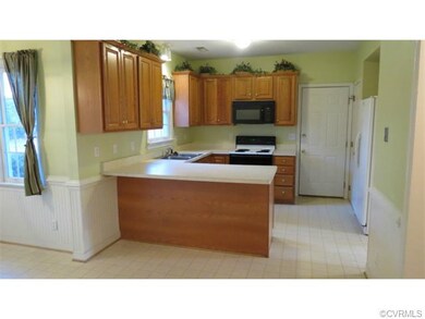 Large kitchen with and eat in area that can fit a 
