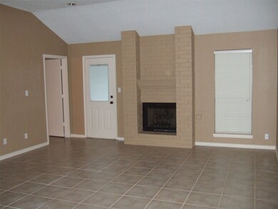 2208 Spruce Dr, Rosenberg, TX 77471 - photo 2