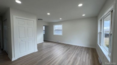 5087 Hunt St, Wayne, MI 48184 - photo 2