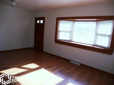 914 1st St N, Newton, IA 50208 - photo 3
