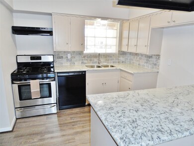 10315 Southport Dr, Houston, TX 77089 - photo 5