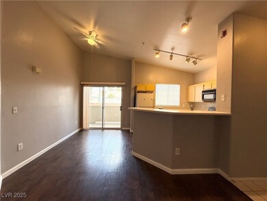 Kitchen with a peninsula, lofted ceiling, freestan