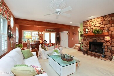 02_11PondPath_93_LivingRoomDiningRoom_Lo