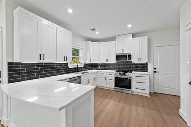 4208 Castor St unit B, Houston, TX 77022 - photo 4