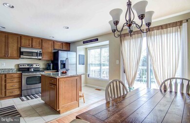 13829 Laura Ratcliff Ct, Centreville, VA 20121 - photo 2