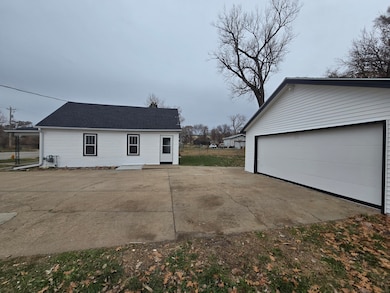 1433 N 8th St, Council Bluffs, IA 51503 - photo 6