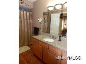 MsBath w/Jacuzzi Brand Tub