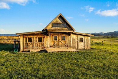 Three stall shed, one is insulated - perfect for y