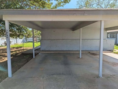 535 42nd St unit A & B, Lubbock, TX 79404 - photo 2