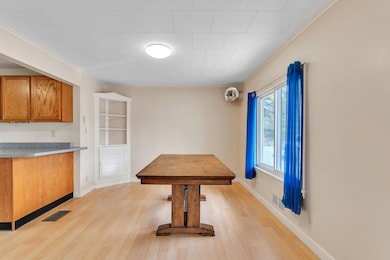 Good sized bright dining area