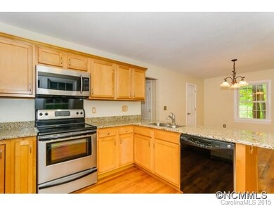 Kitchen to Eat In Area