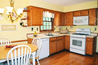 31 Lincoln Ave, Clifton Park, NY 12065 - photo 3