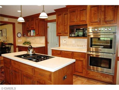Kitchen - Kitchen with ceramic tile floor and back