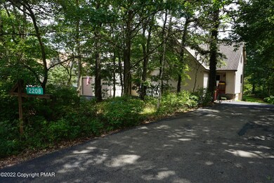 2208 Mohegan Ct, Long Pond, PA 18334 - photo 2