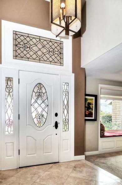 Very elegant foyer with soaring ceilings, Traverti