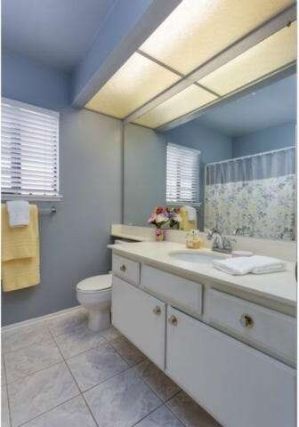 Mr & Mts. Clean live here! Full tub and shower.