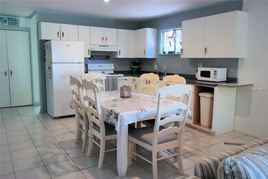Kitchen/dining room combo.