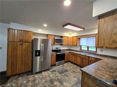 711 Circle Dr, Fostoria, OH 44830 - photo 4