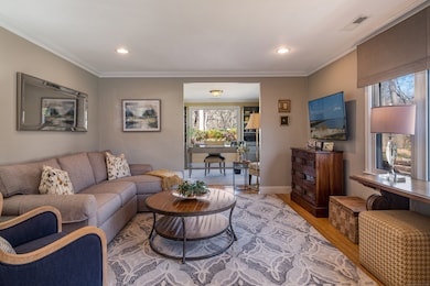 Beautiful light and bright living room with flexib