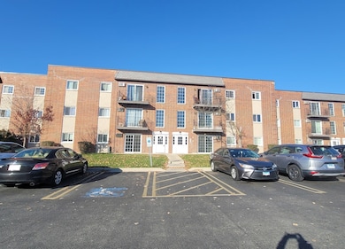 107 W Elk Trail unit 106, Carol Stream, IL 60188 - photo 2