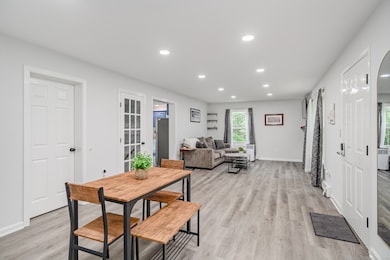 Lovely Living Room with Dining area