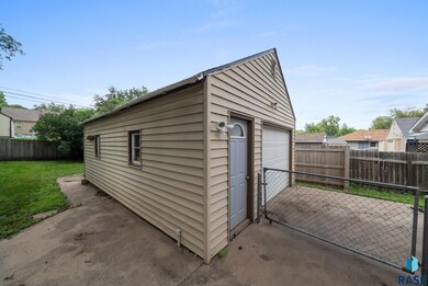 711 Hawthorne Ave S Ave, Sioux Falls, SD 57104 - photo 6
