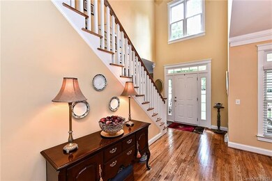 Sweeping 2 story foyer
