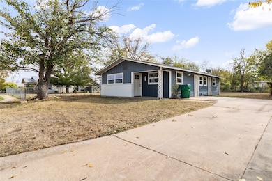 212 E 2nd St, Coleman, TX 76834 - photo 2
