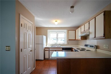 565 Quaker Ln unit 14, West Warwick, RI 02893 - photo 4