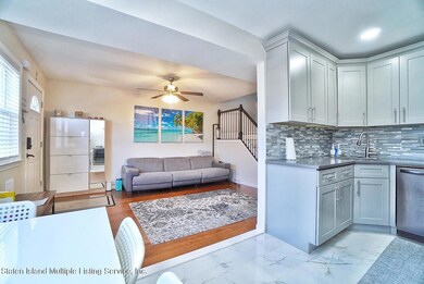 (4) LIVING ROOM