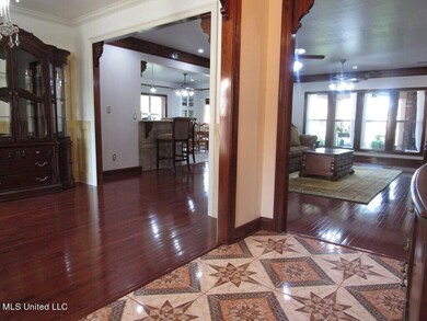 foyer-hood