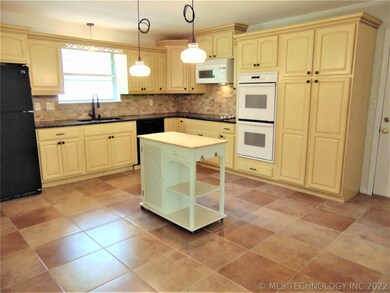 Yes the kitchen is this big!! The roll around cart