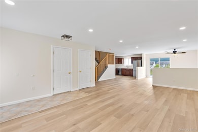 221 Tamerisk Ln, New Windsor, NY 12553 - photo 4