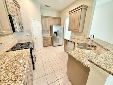 Kitchen with appliances with stainless steel fini
