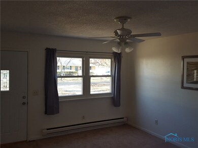 Bright living room with ceiling fan, energy window