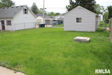 2121 W 18th St, Davenport, IA 52804 - photo 4