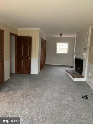 15799 Southern Cross Ln unit FRONT HALF OF HOUSE, Round Hill, VA 20141 - photo 6