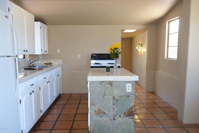 KITCHEN W/CENTER ISLAND NEW COUNTERS