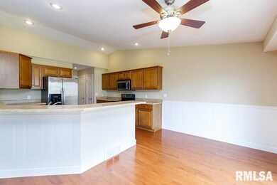 6721 Silvercreek Dr, Davenport, IA 52806 - photo 6